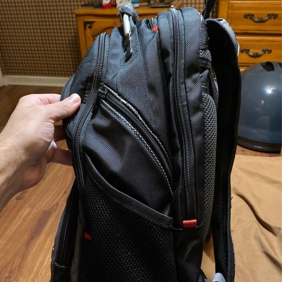 Swissgear Wenger Synergy 16" Laptop Backpack Black Gray Model Used - Picture 2 of 7
